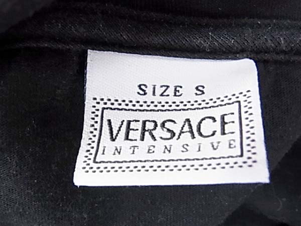 実際に弊社で買取させて頂いたVERSACE/ヴェルサーチ 半袖ポロシャツ ロゴ刺繍 ブラック/Sの画像 2枚目