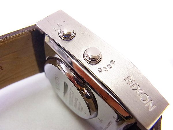 実際に弊社で買取させて頂いたNIXON/ニクソン DORK BROWN デジタル クウォーツ腕時計 A400400の画像 4枚目