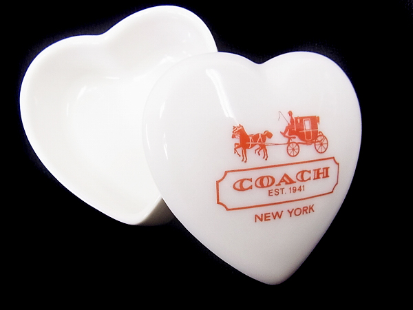 実際に弊社で買取させて頂いたCOACH/コーチ 小物入れ ハート 陶器 ジュエリーケース 白の画像 1枚目