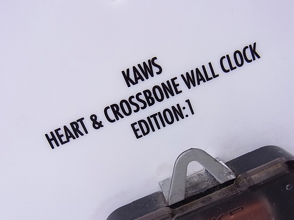 実際に弊社で買取させて頂いたKAWS×HECTIC 限定100個 HEART&CROSSBONE シリアル入壁時計の画像 2枚目