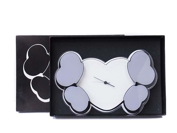 実際に弊社で買取させて頂いたKAWS×HECTIC 限定100個 HEART&CROSSBONE シリアル入壁時計の画像 7枚目