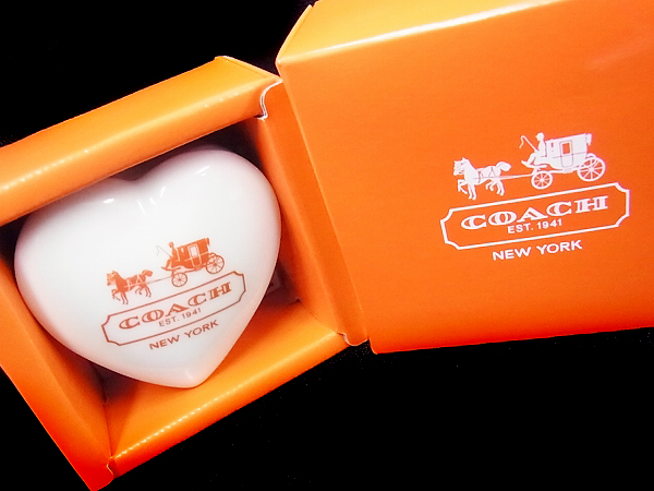 実際に弊社で買取させて頂いたCOACH/コーチ 小物入れ ハート 陶器 ジュエリーケース 白の画像 3枚目