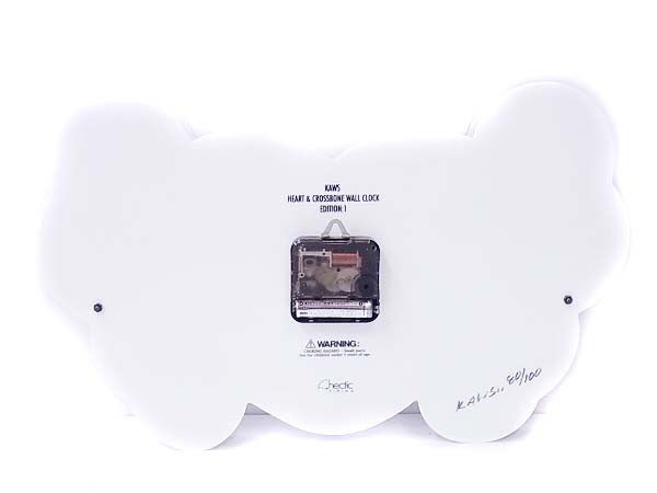 実際に弊社で買取させて頂いたKAWS×HECTIC 限定100個 HEART&CROSSBONE シリアル入壁時計の画像 1枚目