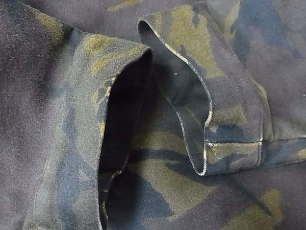 実際に弊社で買取させて頂いたA.P.C. ハーフジップオイルド アノラックパーカー カモ柄/Sの画像 4枚目