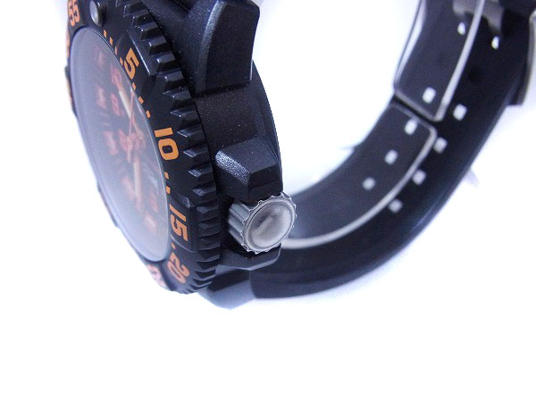 実際に弊社で買取させて頂いたルミノックス×STUSSY ダイバーズウォッチ 腕時計 黒オレンジの画像 2枚目