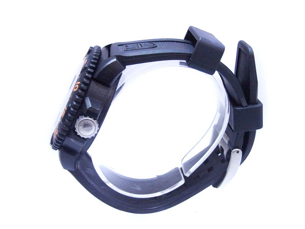 実際に弊社で買取させて頂いたルミノックス×STUSSY ダイバーズウォッチ 腕時計 黒オレンジの画像 1枚目