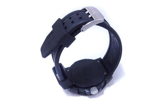 実際に弊社で買取させて頂いたルミノックス×STUSSY ダイバーズウォッチ 腕時計 黒オレンジの画像 3枚目