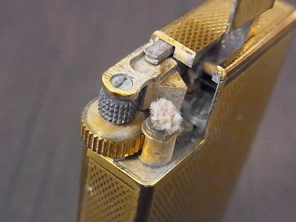 実際に弊社で買取させて頂いたダンヒル ヴィンテージ Savory スイス製 オイルライター 金の画像 5枚目