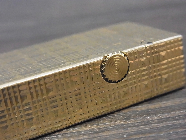 実際に弊社で買取させて頂いたdunhill/ダンヒル ビンテージ フロレンタイン柄 ライター 金の画像 3枚目