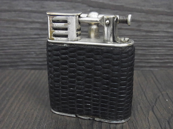 実際に弊社で買取させて頂いたダンヒル 革張り UNIQUE オールド スイス製 オイルライター の画像 1枚目