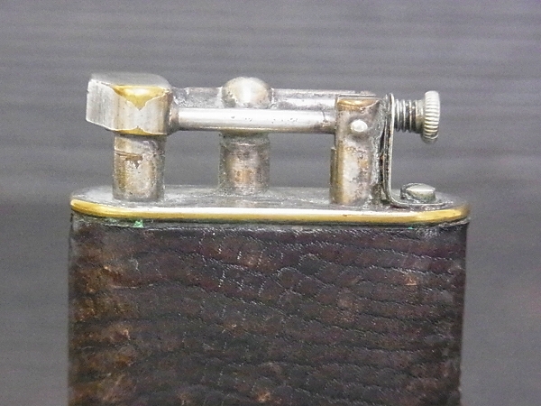 実際に弊社で買取させて頂いたdunhill 1930年-40年 ユニーク 革張り ダブルホイールライターの画像 2枚目
