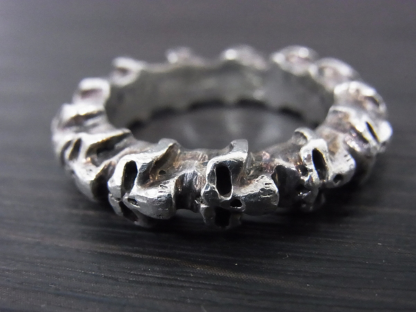 実際に弊社で買取させて頂いたサーティーンデザインズ VERTICAL SKULL BEAT RING/＃23の画像 3枚目