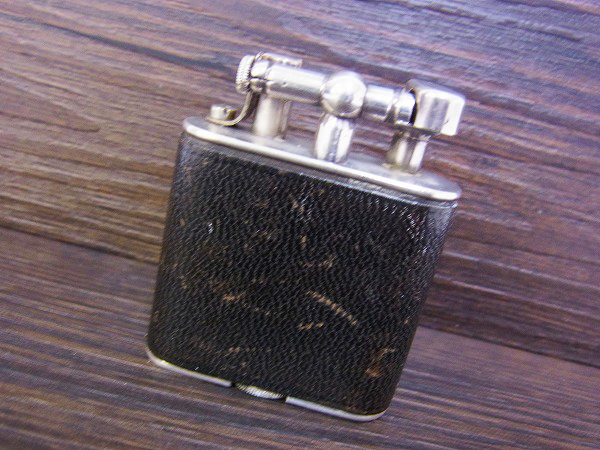 実際に弊社で買取させて頂いたDUNHILL/ダンヒル 革張り UNIQUE/ユニーク オイルライターの画像 1枚目