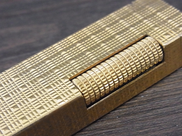 実際に弊社で買取させて頂いたdunhill/ダンヒル ビンテージ フロレンタイン柄 ライター 金の画像 4枚目