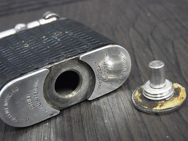 実際に弊社で買取させて頂いたダンヒル 革張り UNIQUE オールド スイス製 オイルライター の画像 5枚目