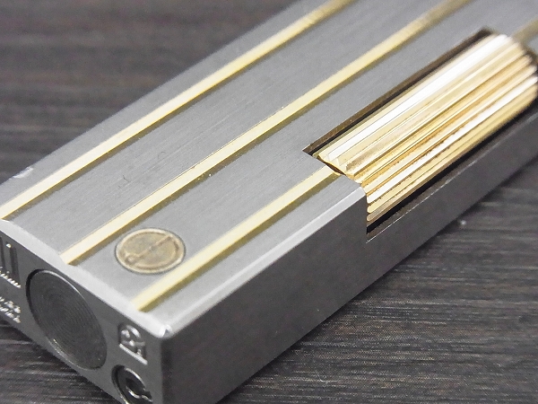 実際に弊社で買取させて頂いたdunhill/ダンヒル ゴールドストライプ柄 コンビ ガスライターの画像 4枚目