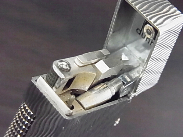 実際に弊社で買取させて頂いたdunhill/ダンヒル 全面加工 ローラーガス ライター シルバーの画像 3枚目