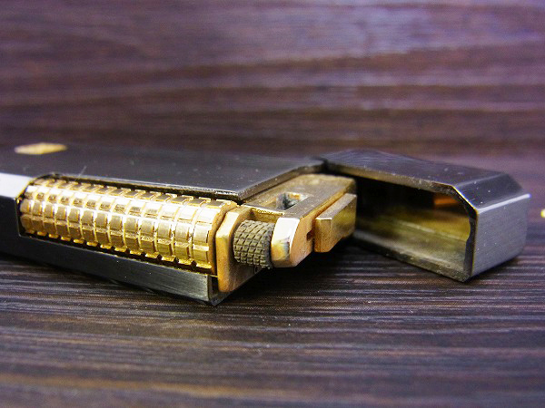 実際に弊社で買取させて頂いたGIVENCHY/ジバンシー フリントガスライター ブラック×ゴールドの画像 3枚目