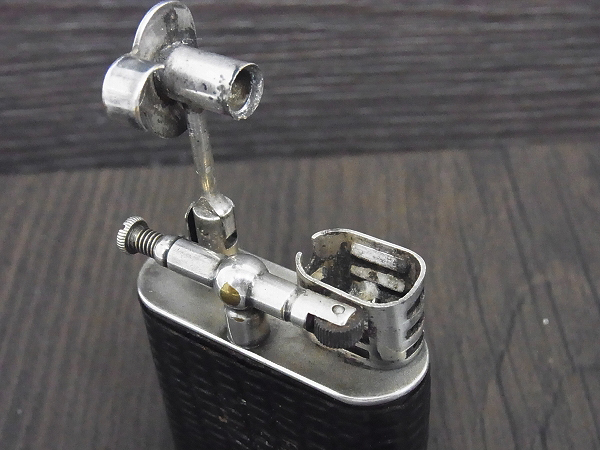 実際に弊社で買取させて頂いたダンヒル 革張り UNIQUE オールド スイス製 オイルライター の画像 2枚目