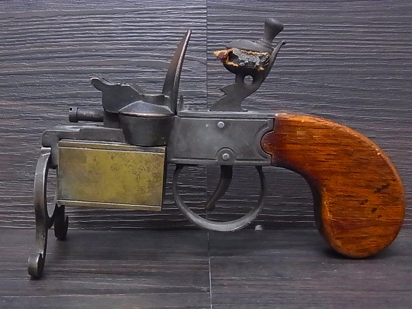 実際に弊社で買取させて頂いたダンヒル ビンテージ オイルライター TINDER PISTOL/40年代製の画像 1枚目