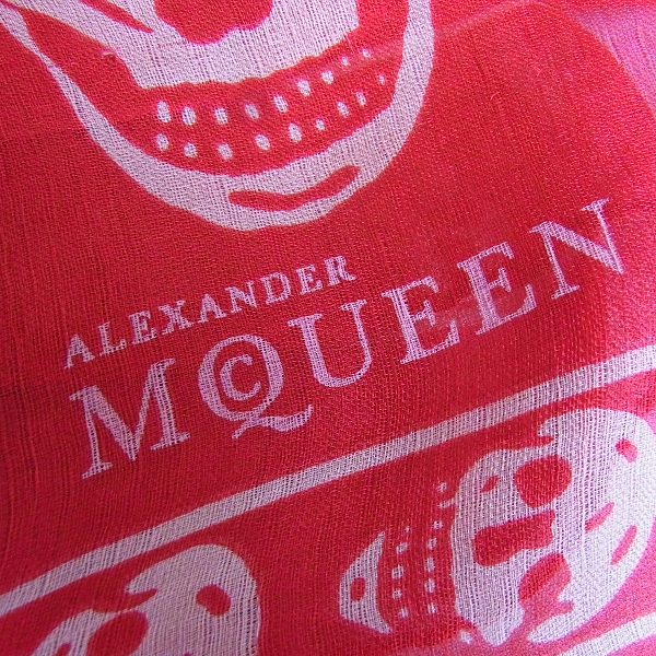 実際に弊社で買取させて頂いたALEXANDER McQUEEN/アレクサンダーマックイーン  スカーフ シルク100％スカル柄の画像 2枚目