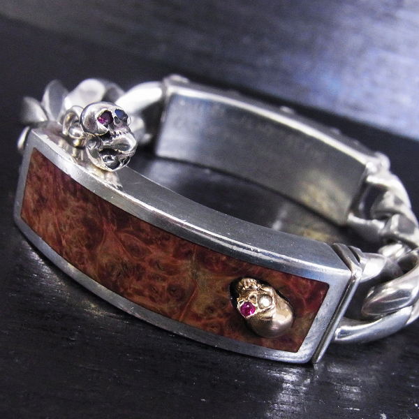 実際に弊社で買取させて頂いた【1点物/ギャラ付】STANLEY GUESS/スタンリーゲス ダブルIDウッドインレイドマルチスカル＆クラシックリンクブレスレットw/ストーンアイズ