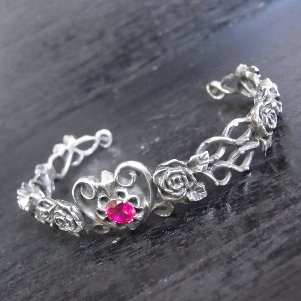 実際に弊社で買取させて頂いたDEAL DESIGN/ディールデザイン ローズティアラ バングル