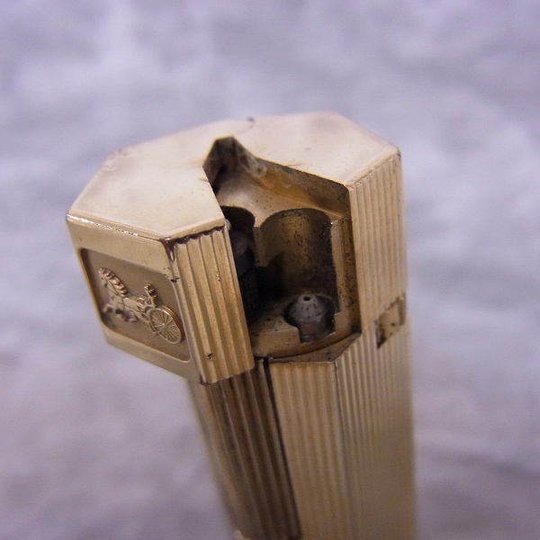 実際に弊社で買取させて頂いたCELINE/セリーヌ 六角形 ガスライター ゴールドの画像 3枚目