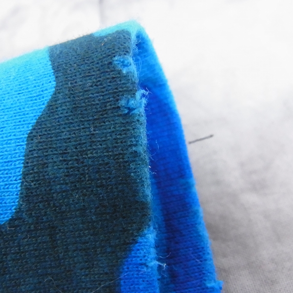 実際に弊社で買取させて頂いた☆HYDROGEN/ハイドロゲン 迷彩/カモフラ Vネック 半袖Tシャツ/カットソー ブルー Mの画像 4枚目