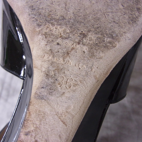 実際に弊社で買取させて頂いたJIMMY CHOO ジミーチュウ エナメル オープントゥパンプス 黒 サイズ36の画像 5枚目
