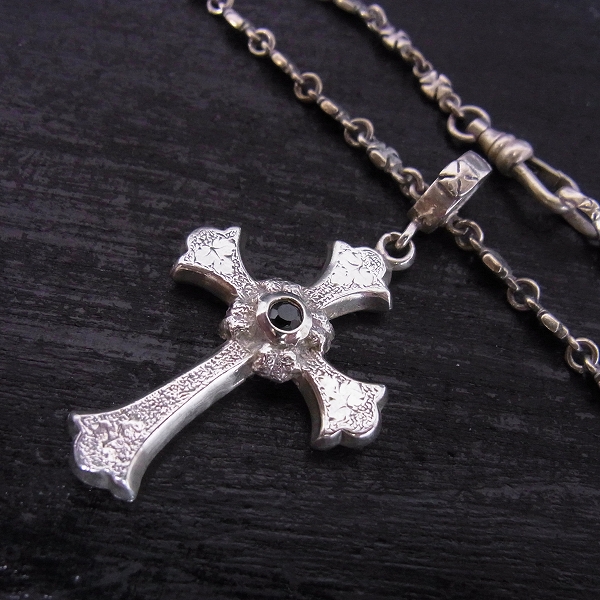 実際に弊社で買取させて頂いたLoree Rodkin/ローリーロドキン アンティークリーフクロスペンダント/クロスチェーン ネックレス