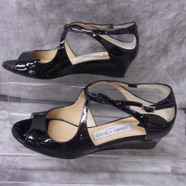 実際に弊社で買取させて頂いたJIMMY CHOO ジミーチュウ エナメル オープントゥパンプス 黒 サイズ36の画像 3枚目