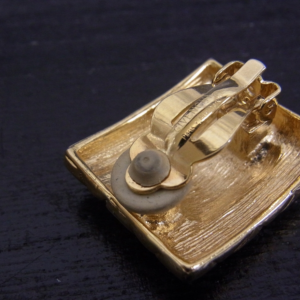 実際に弊社で買取させて頂いたGIVENCHY/ジバンシー ロゴ イヤリング ゴールド 2セットの画像 3枚目