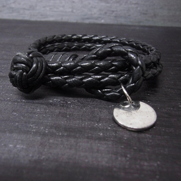 実際に弊社で買取させて頂いたBOTTEGA VENETA/ボッテガヴェネタ レザー ブレスレット シルバーチャームドロップの画像 1枚目