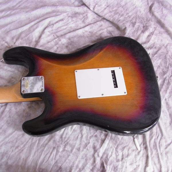実際に弊社で買取させて頂いた★BUSKER'S/バスカーズ ストラトシェイプ エレキギター サンバーストの画像 4枚目
