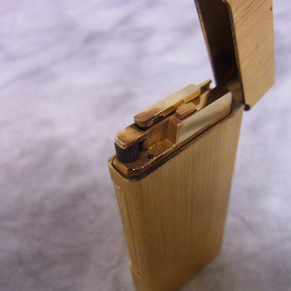 実際に弊社で買取させて頂いたGIVENCHY/ジバンシー ブラッシュ加工 ガスライター ゴールドの画像 3枚目