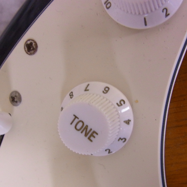 実際に弊社で買取させて頂いた★BUSKER'S/バスカーズ ストラトシェイプ エレキギター サンバーストの画像 8枚目