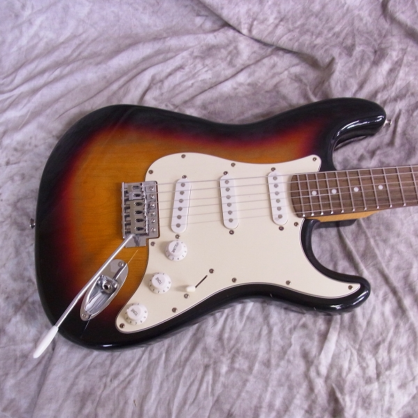 実際に弊社で買取させて頂いた★BUSKER'S/バスカーズ ストラトシェイプ エレキギター サンバーストの画像 3枚目