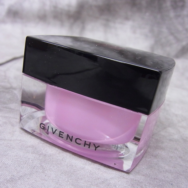 実際に弊社で買取させて頂いた【未使用品】GIVENCHY/ジバンシィ メモリーフォルム ハイライター ＃01 フェイス＆ボディパウダー 30g