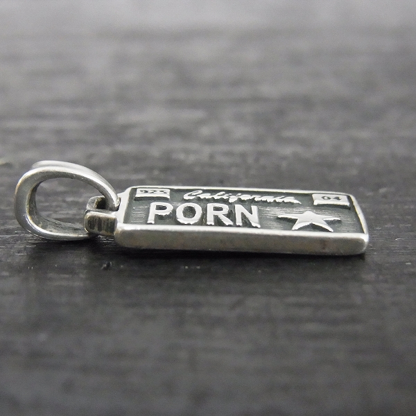 実際に弊社で買取させて頂いたTRAVIS WALKER/トラヴィスワーカー ライセンスプレートチャーム/PORN STARの画像 2枚目