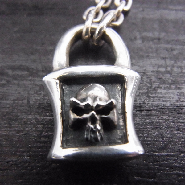 実際に弊社で買取させて頂いたTHIRTEEN DESIGNS/サーティーンデザインズ シェイプドロックスカルネックレスペンダントの画像 1枚目