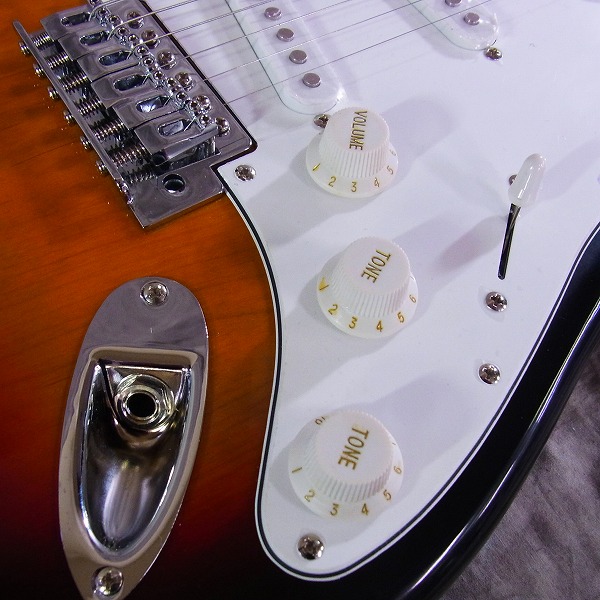 実際に弊社で買取させて頂いた★BUSKER'S/バスカーズ ストラトタイプ エレキギター 3トーンサンバースト BSE/3TS おまけ付の画像 5枚目