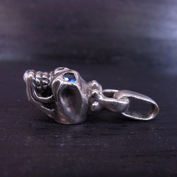 実際に弊社で買取させて頂いたTRAVIS WALKER/トラヴィスワーカー SkullPendant/スカルペンダント トップ  w/サファイアの画像 3枚目