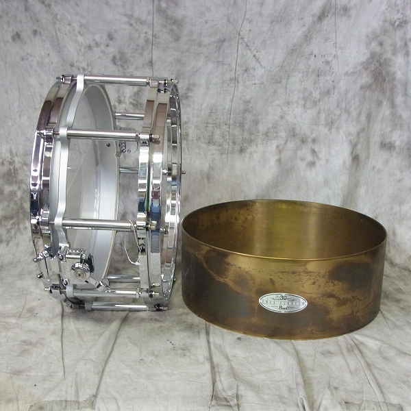 実際に弊社で買取させて頂いた★Pearl パール FBD1465 30th Anniversary Free Floating  14x6.5 ブラスシェル スネアドラム ケース付の画像 5枚目