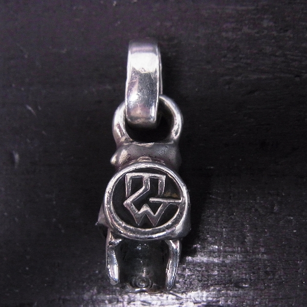 実際に弊社で買取させて頂いたTRAVIS WALKER/トラヴィスワーカー SkullPendant/スカルペンダント トップ  w/サファイアの画像 2枚目