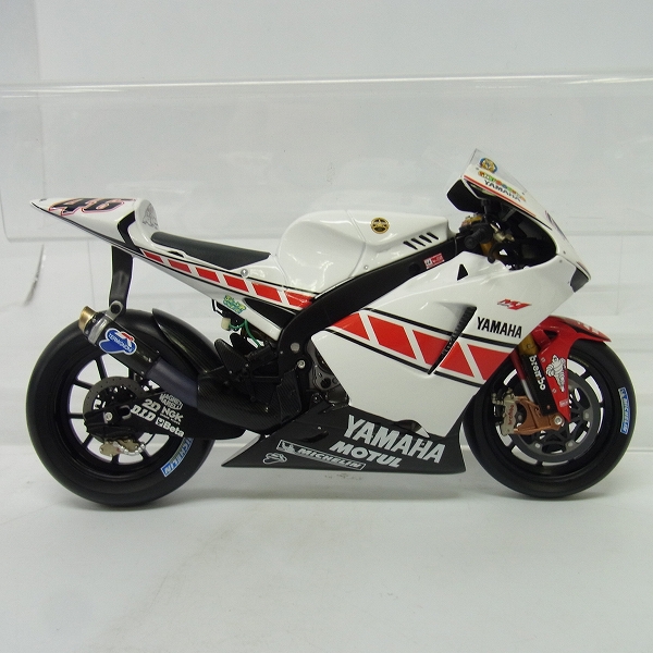 実際に弊社で買取させて頂いたMINICHAMPS/ミニチャンプス 1/12 Yamaha YZR-M1 Valentino Rossi GAULOISES Moto GP valencia 2005/122 053046の画像 2枚目