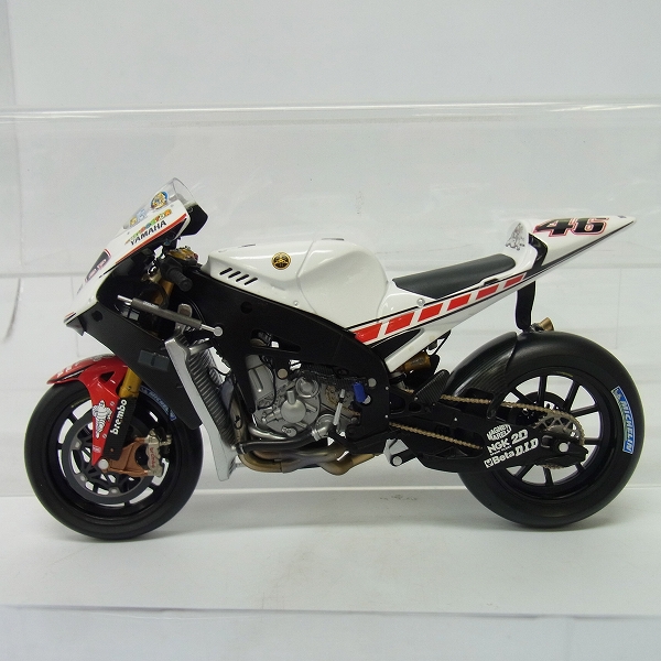 実際に弊社で買取させて頂いたMINICHAMPS/ミニチャンプス 1/12 Yamaha YZR-M1 Valentino Rossi GAULOISES Moto GP valencia 2005/122 053046の画像 1枚目