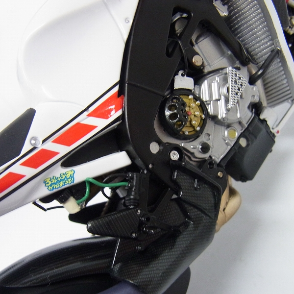 実際に弊社で買取させて頂いたMINICHAMPS/ミニチャンプス 1/12 Yamaha YZR-M1 Valentino Rossi GAULOISES Moto GP valencia 2005/122 053046の画像 4枚目