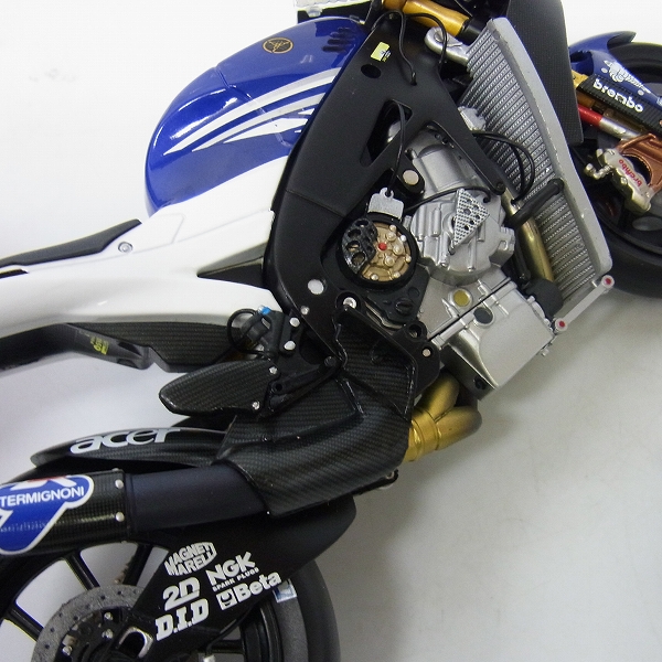 実際に弊社で買取させて頂いたMINICHAMPS/ミニチャンプス 1/12 Yamaha YZR-M1 Valentino Rossi Moto GP 2007/122 073046の画像 4枚目
