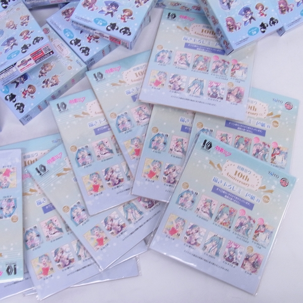 実際に弊社で買取させて頂いた【未開封】タイトーくじ本舗 初音ミク10th anniversary クリアチャーム/ポーチ/缶バッチ/ミニ色紙 40↑点まとめての画像 4枚目